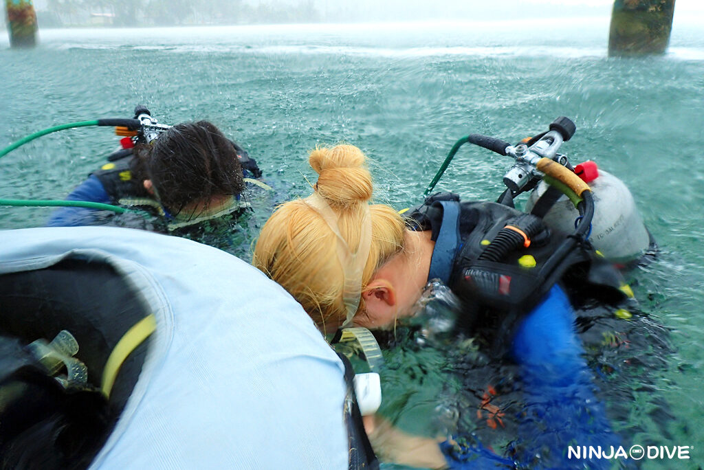 NINJA DIVE 忍者ダイブ 貸し切り プライベート ビーチダイビング グアム ファンダイビング ビギナー 初心者 ダイビングショップ 水中展望台 お魚いっぱい ピティボムホール 1ビーチ1ボート フィンガーリーフ 親子 母娘