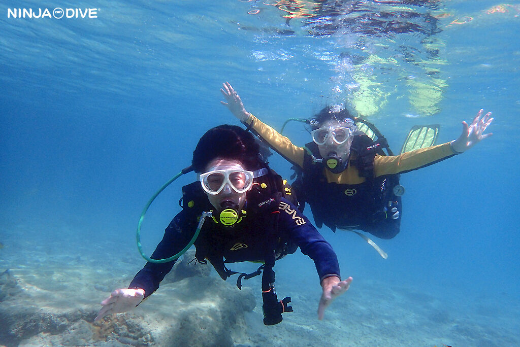 NINJA DIVE 忍者ダイブ 貸し切り プライベート ビーチダイビング グアム 体験ダイビング ビギナー 初心者 ダイビングショップ 水中展望台 お魚いっぱい 親子 ピティボムホール パラセーリング