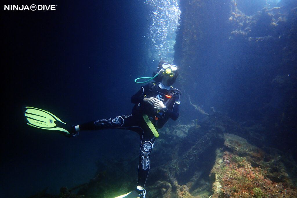 NINJA DIVE 忍者ダイブ 貸し切り プライベート チャーター ファンダイビング ボートダイビング ビーチダイビング シュノーケリング グアム ダイビング ビギナー 初心者 少人数 ブランク ビギナー ブルーアンドホワイト バルボンバー セメントバージ レック 沈船 おひとりさま